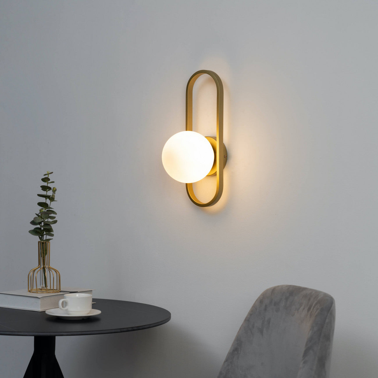 Applique Murale Belisto en Verre Blanc et Finition Dorée - Éclat Rétro